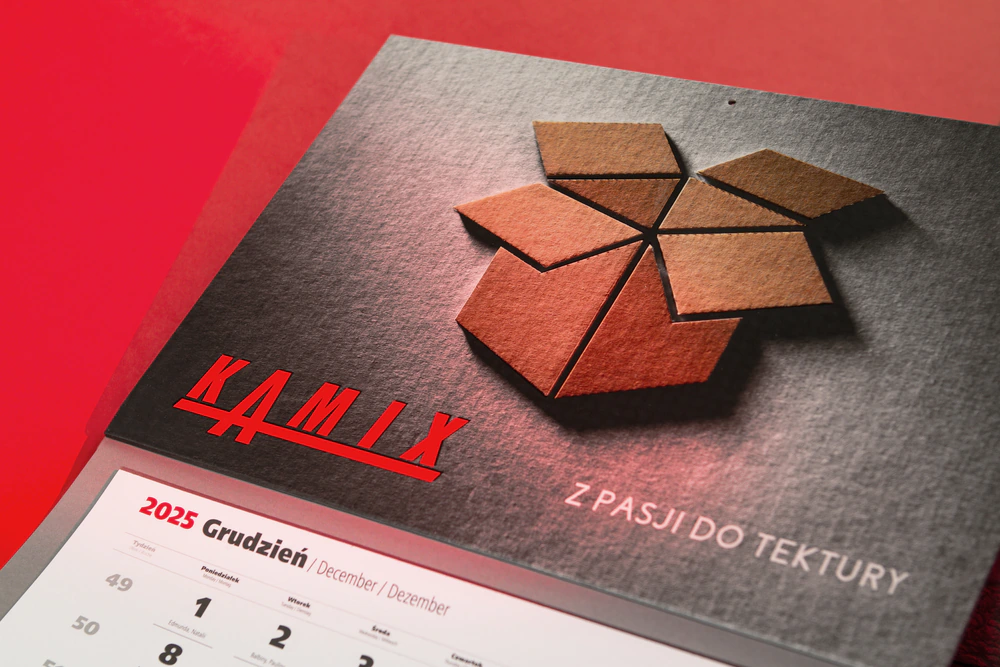 3 kalendarz trojdzielny z grafika