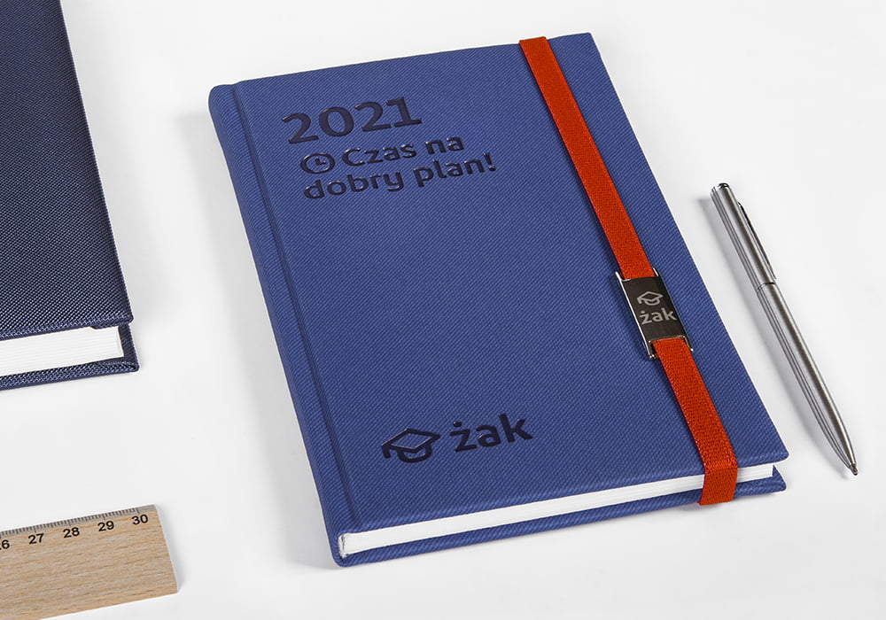 Inspiracje - kalendarz-zamkniecie_organizera_na_gumke_z_grawerowana_plakietka.jpg